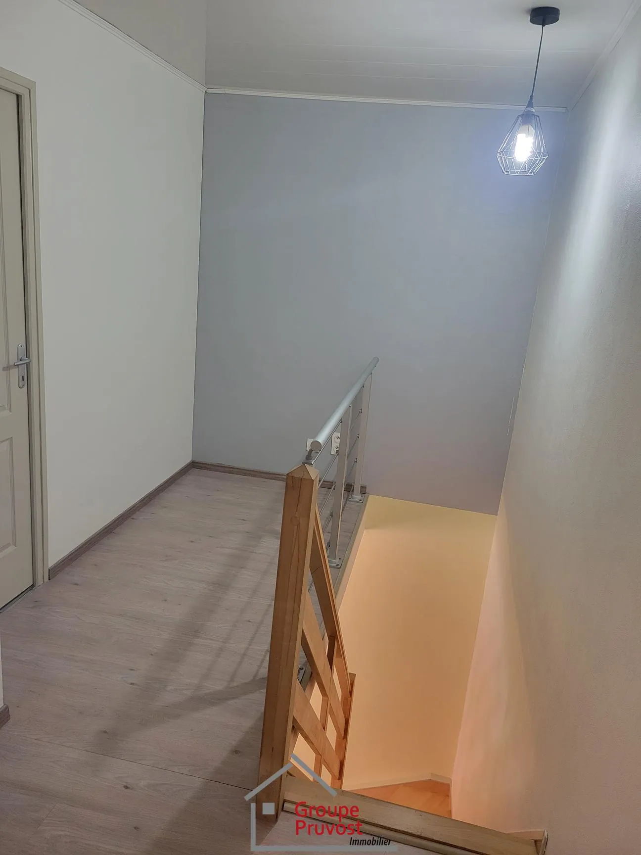Charmante maison de ville rénovée à Roanne, 61 m² avec jardin et deux chambres 