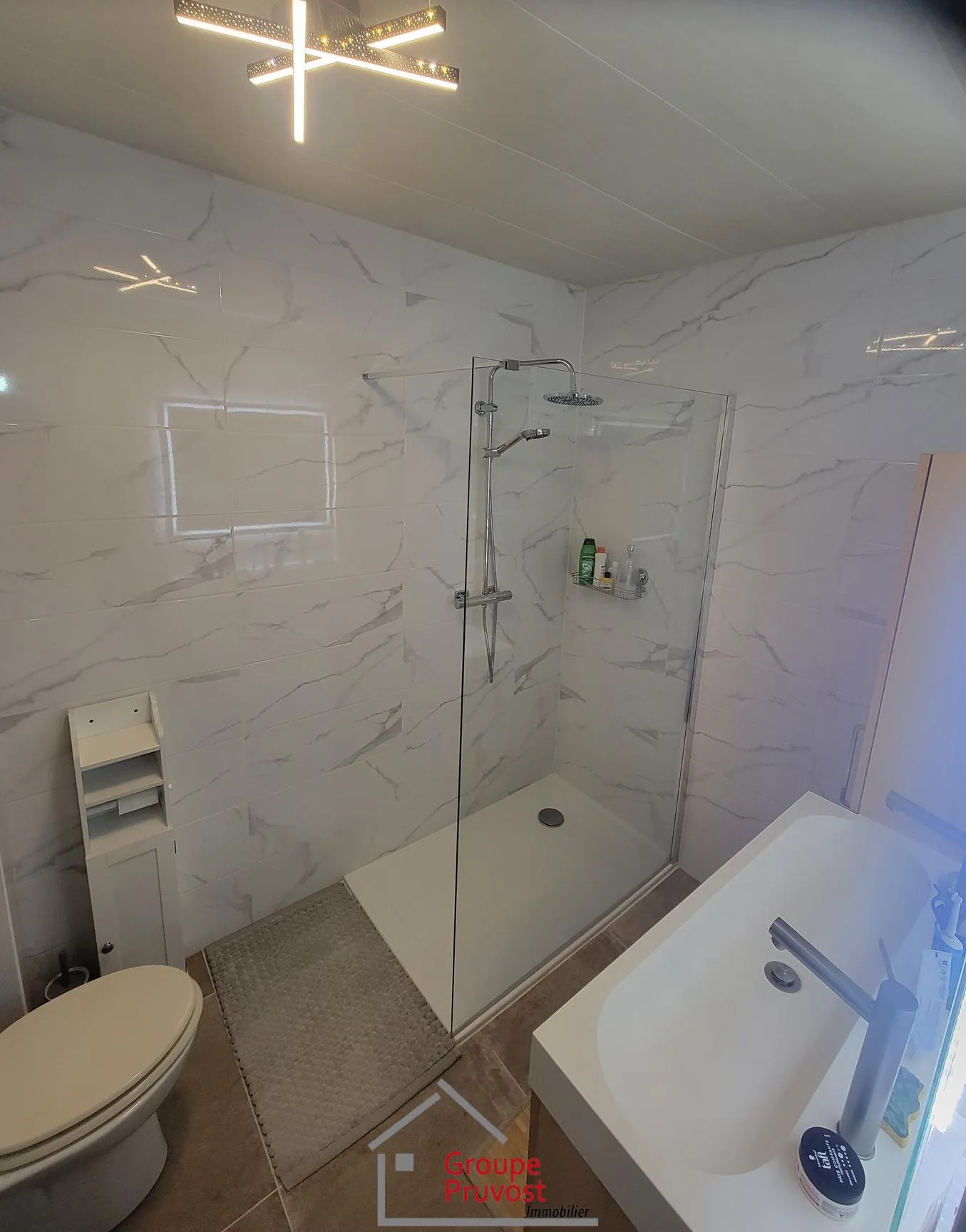 Charmante maison de ville rénovée à Roanne, 61 m² avec jardin et deux chambres 