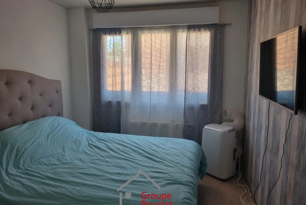 Charmante maison de ville rénovée à Roanne, 61 m² avec jardin et deux chambres 