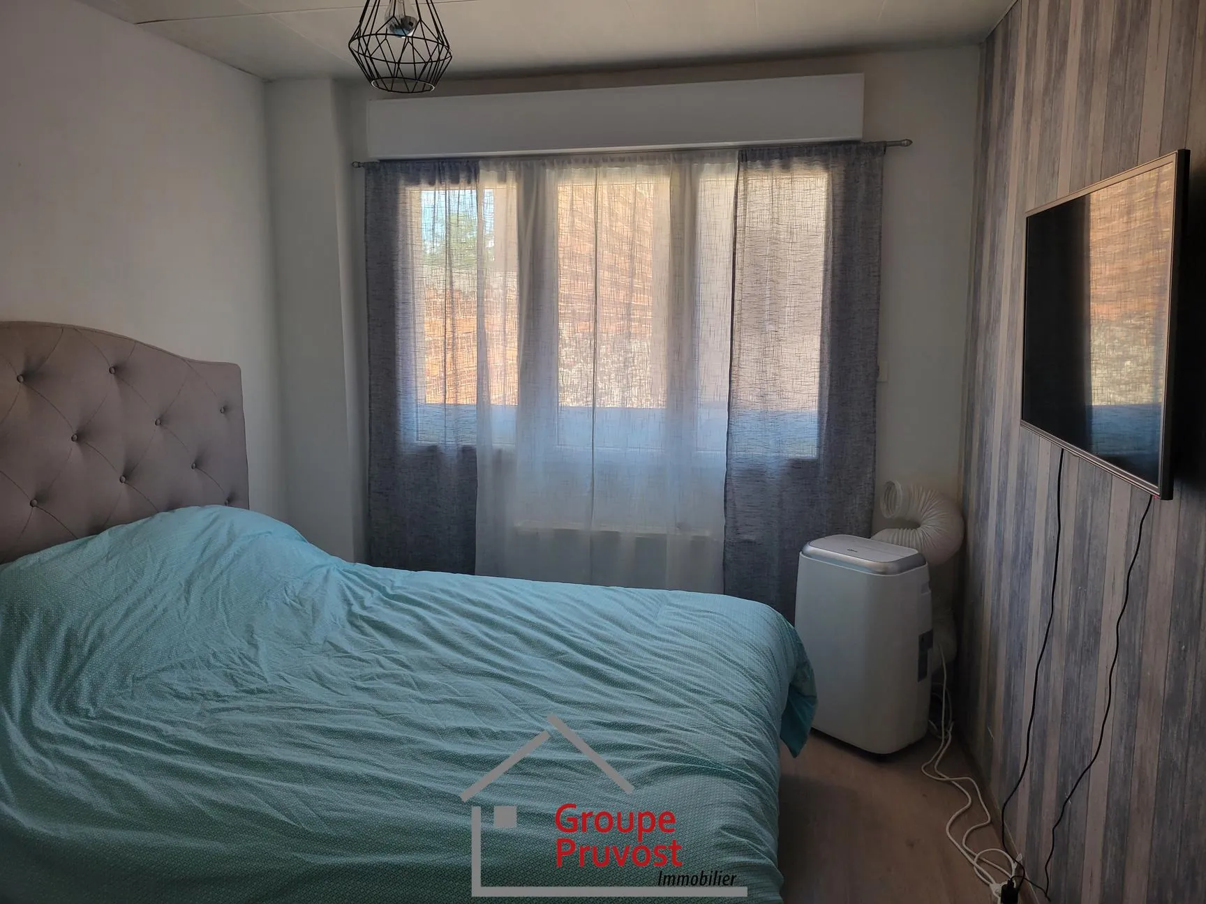 Charmante maison de ville rénovée à Roanne, 61 m² avec jardin et deux chambres 