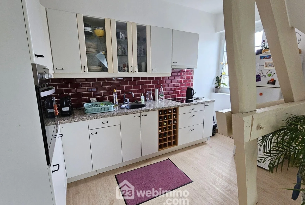 Appartement rénové de 58 m² avec stationnement à Fontainebleau 