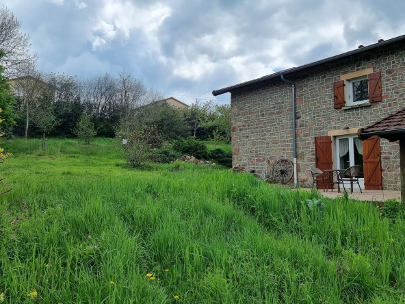Maison en pierre de 200 m² avec potentiel à La Ville, secteur 69470