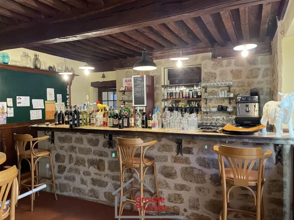 A vendre café-restaurant à Saint-Denis-Cabanne avec forte clientèle et espace terrasse