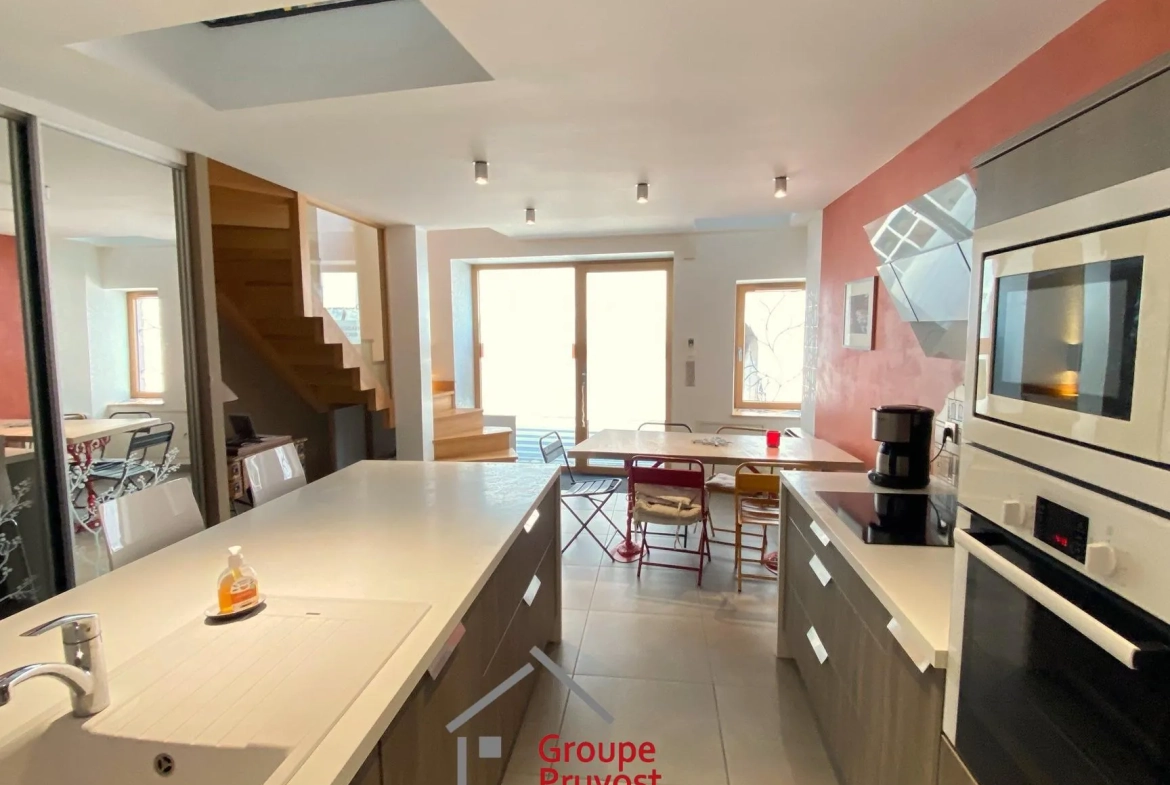 Maison de ville moderne à Cluny avec 3 chambres et luminosité optimale 