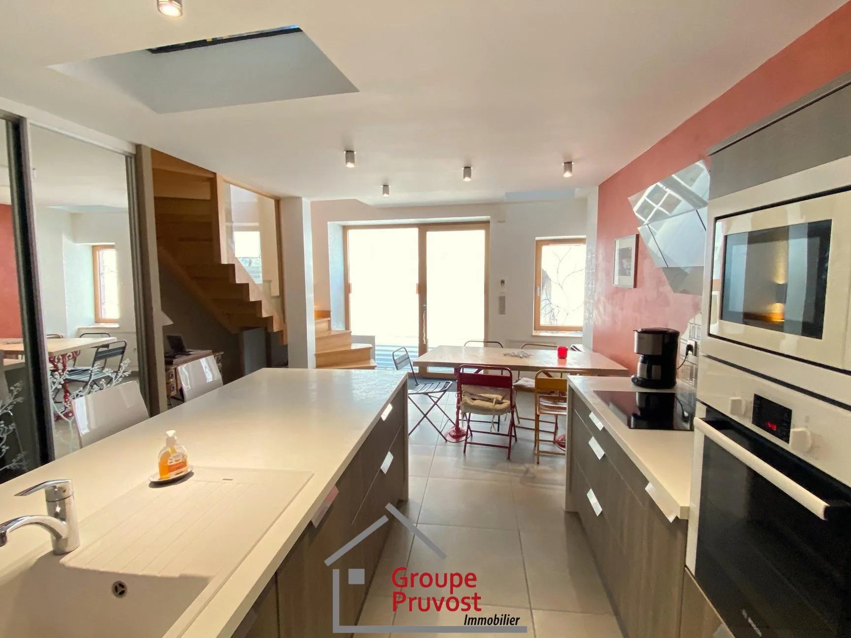 Maison de ville moderne à Cluny avec 3 chambres et luminosité optimale 