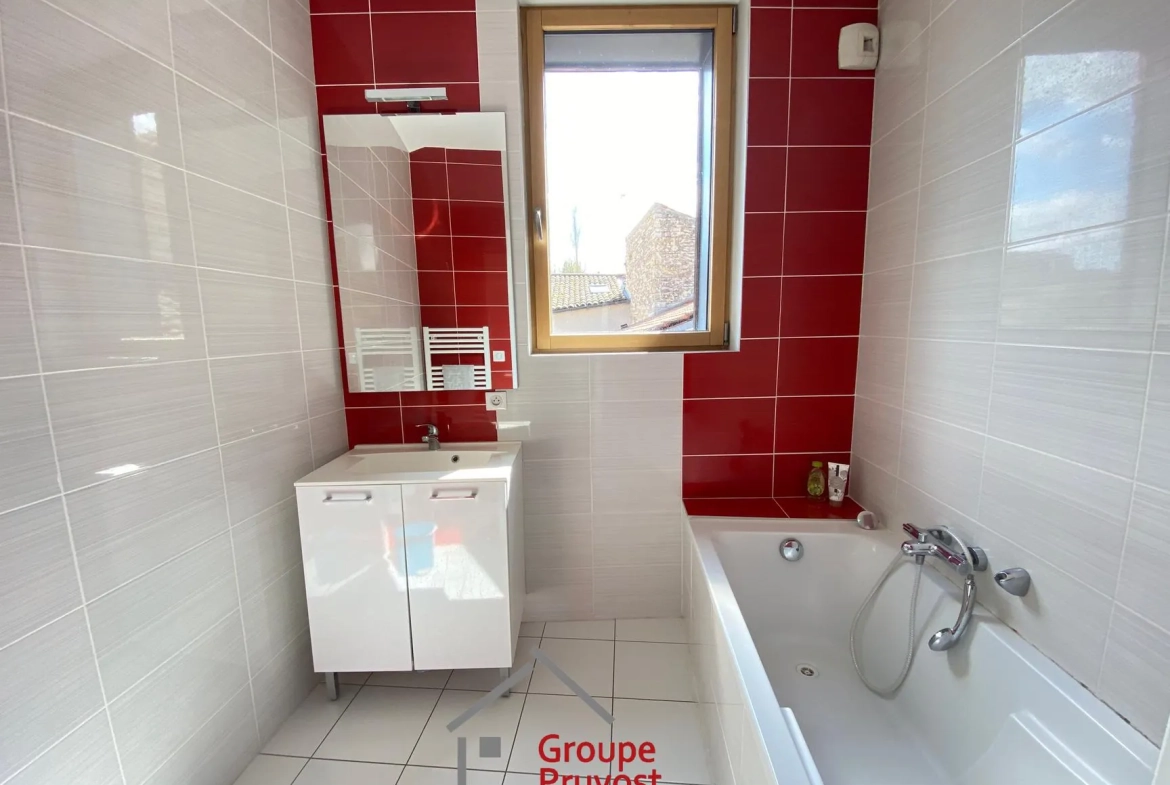 Maison de ville moderne à Cluny avec 3 chambres et luminosité optimale 