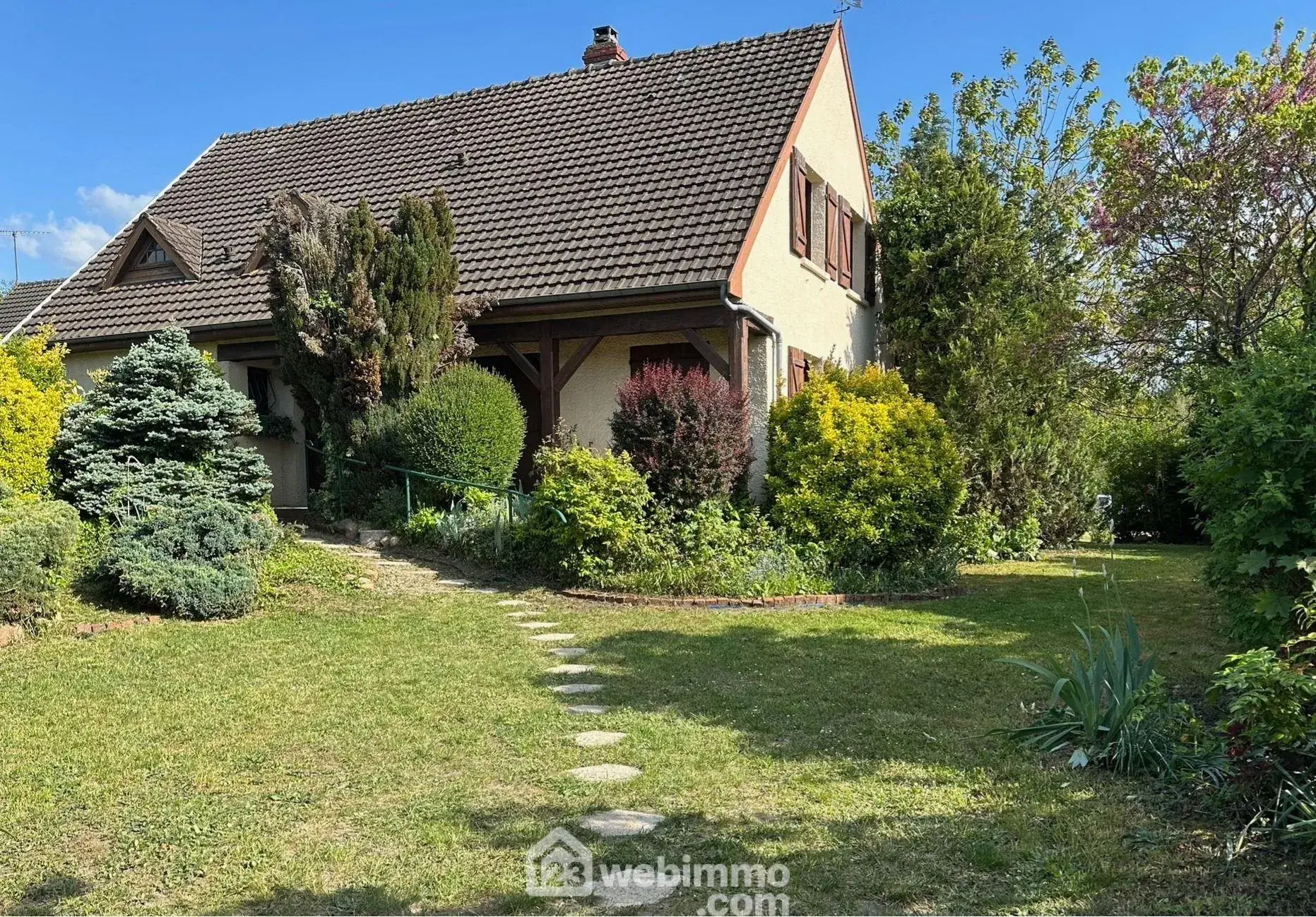 Belle maison de 154 m² à Bruyères-et-Montbérault avec jardin et sous-sol 
