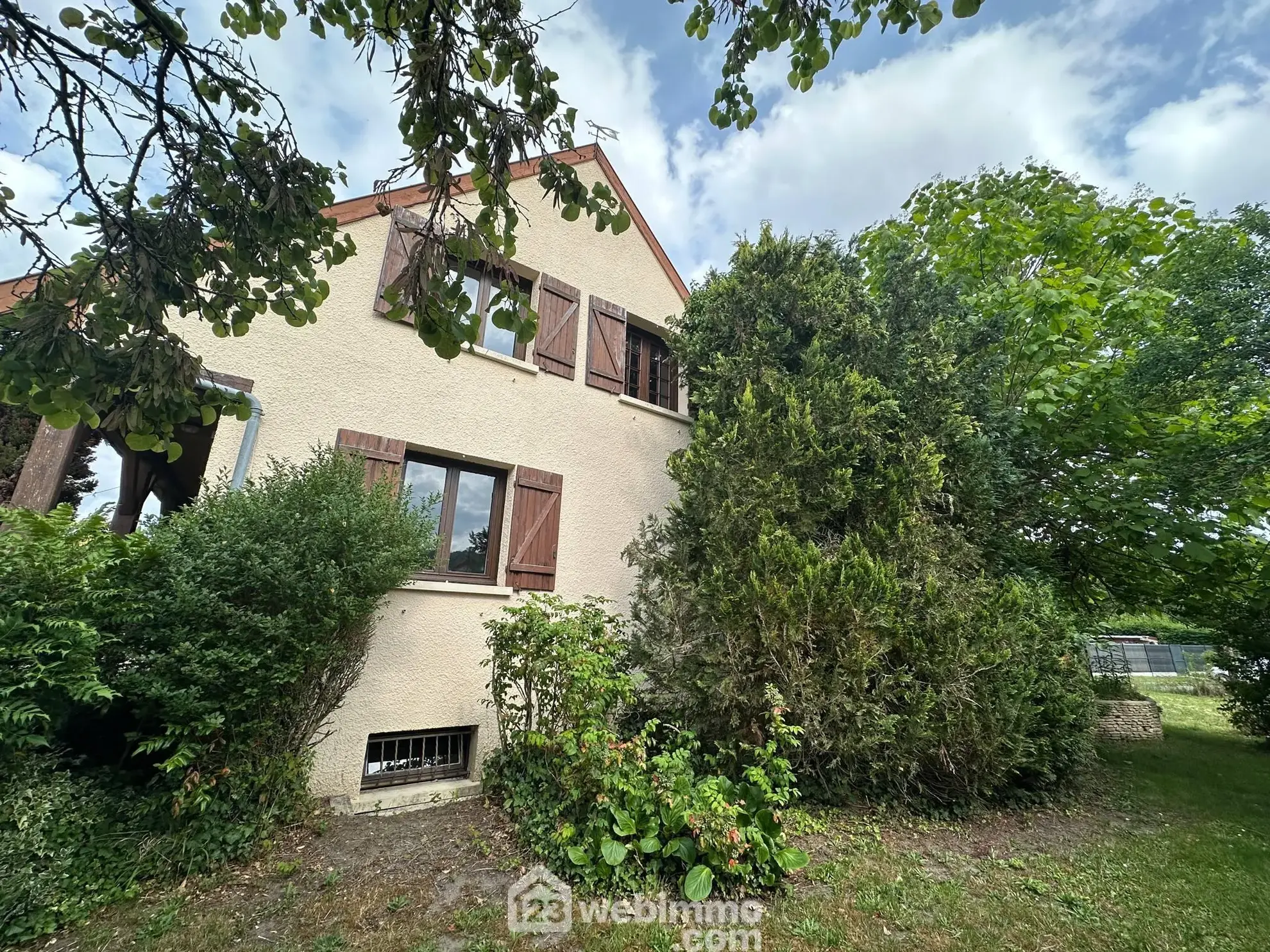 Belle maison de 154 m² à Bruyères-et-Montbérault avec jardin et sous-sol 