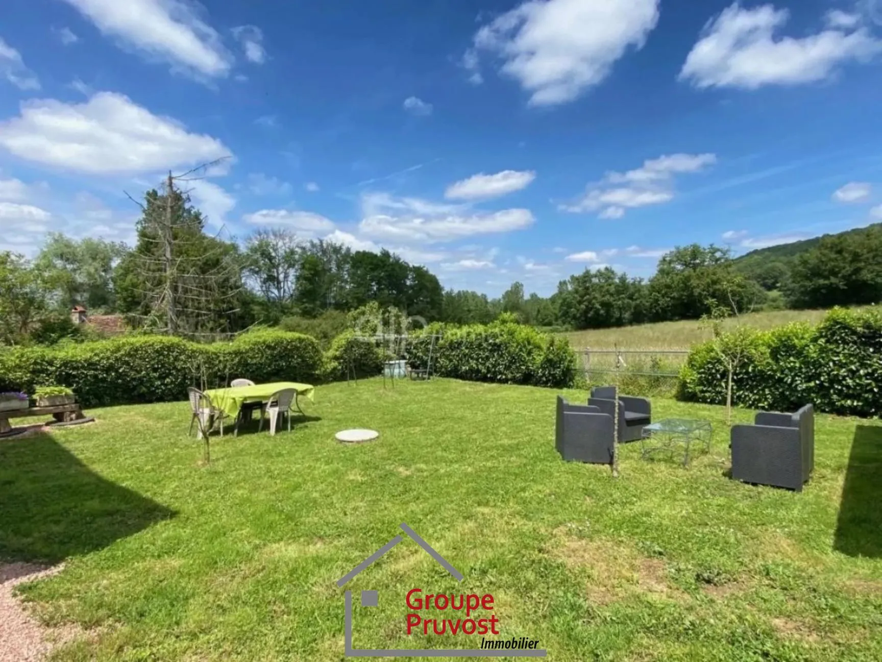 Maison de campagne rénovée à Cluny avec grand terrain et potentiel d'extension 