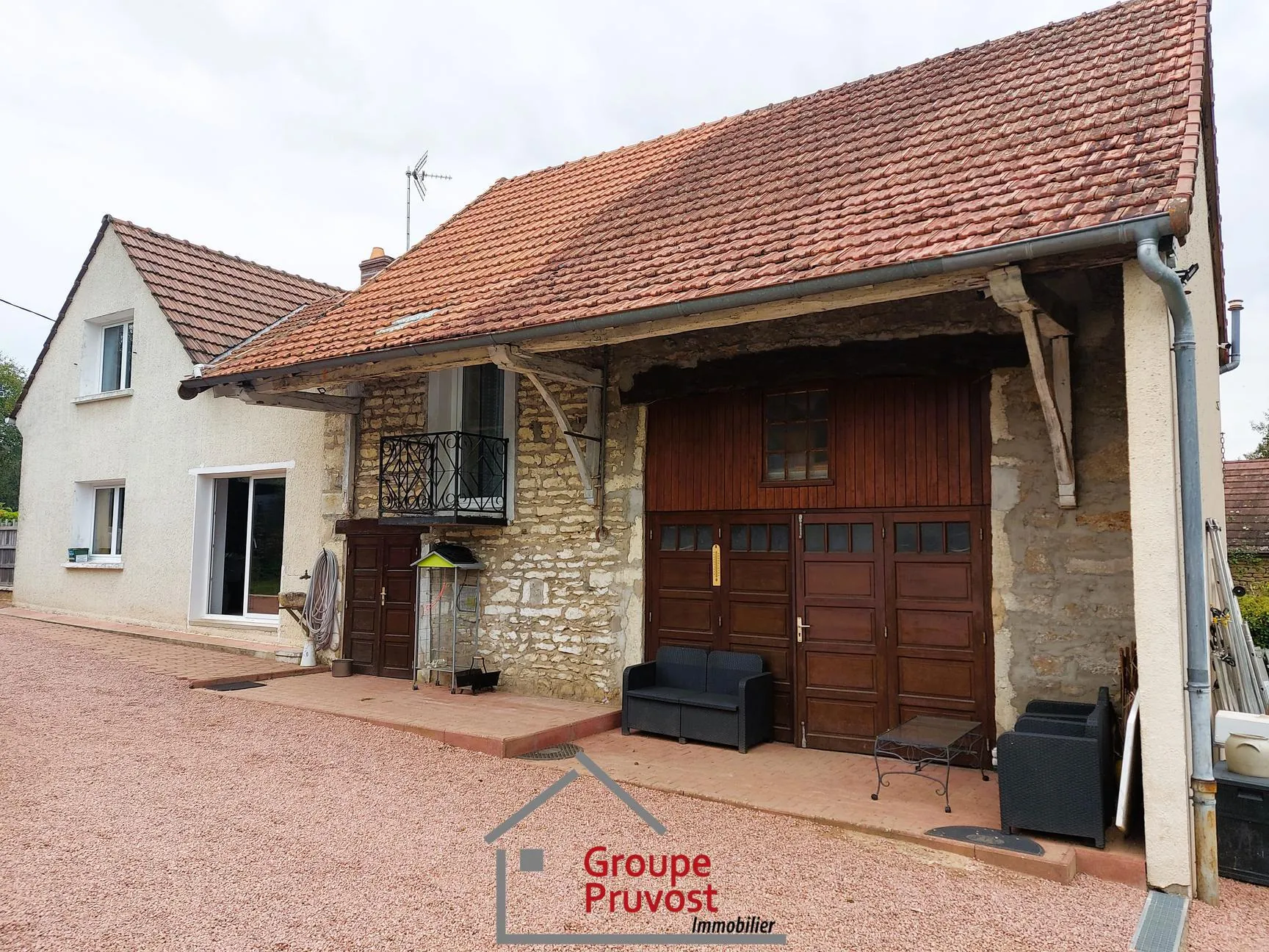 Maison de campagne rénovée à Cluny avec grand terrain et potentiel d'extension 