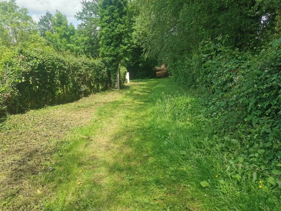 Terrain constructible à Jolimetz de 2465 m² avec façade de 40 m et dénivelé favorable 