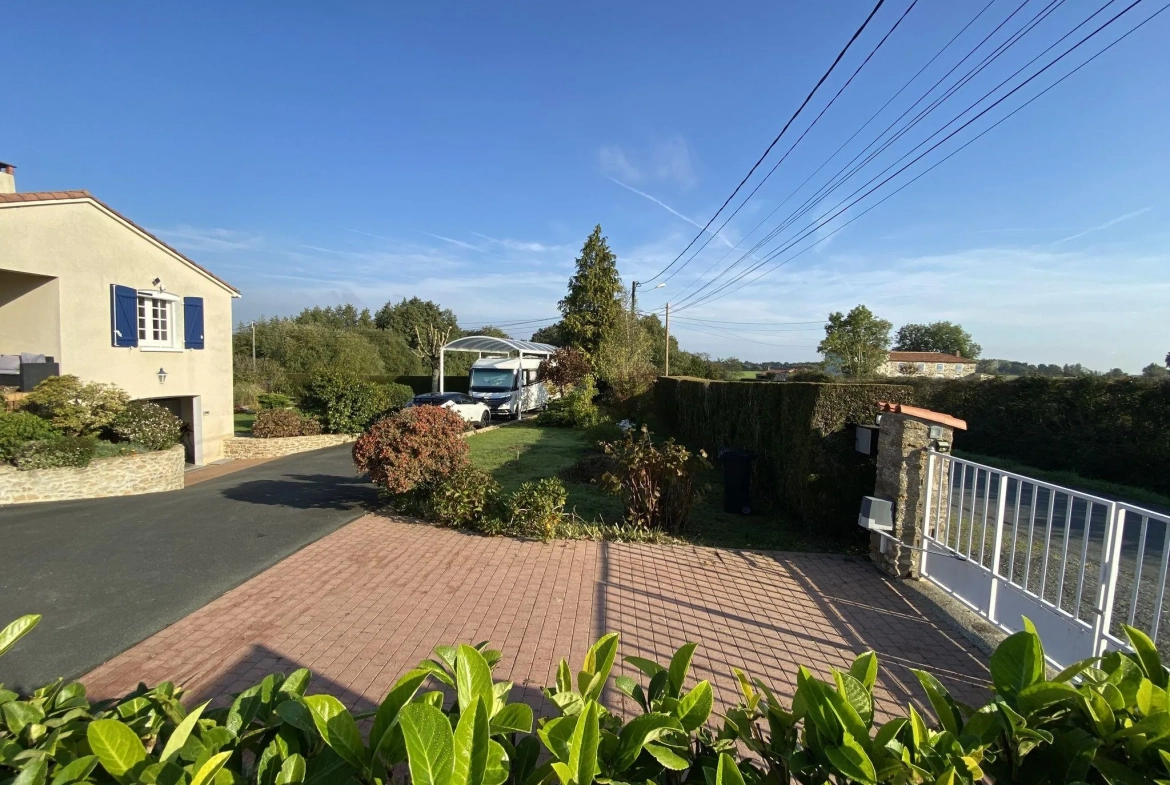 Maison de plain-pied à Chantonnay avec grand terrain et sous-sol 140 m² 