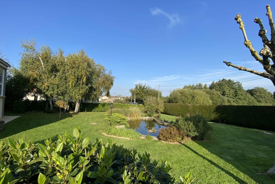 Maison de plain-pied à Chantonnay avec grand terrain et sous-sol 140 m² 