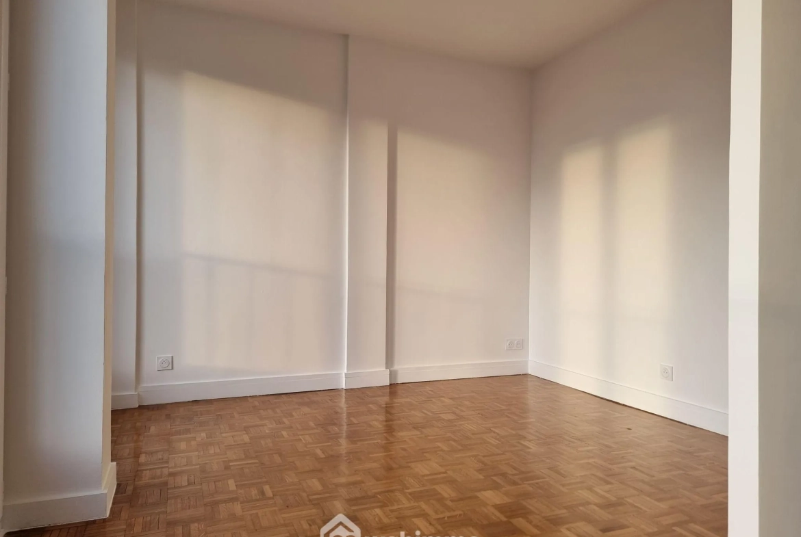 Appartement de 76m² avec cave et box à Choisy-le-Roi, idéal proche transports 