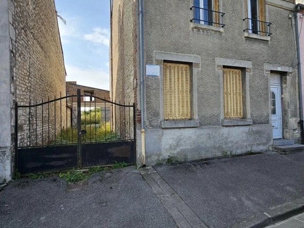 Maison à rénover de 95m² à Sissonne avec terrain et dépendances