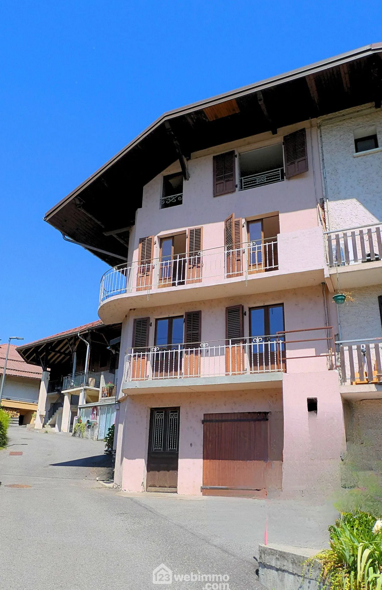 Maison de village de 77 m² avec dépendance et terrasse à Ugine 