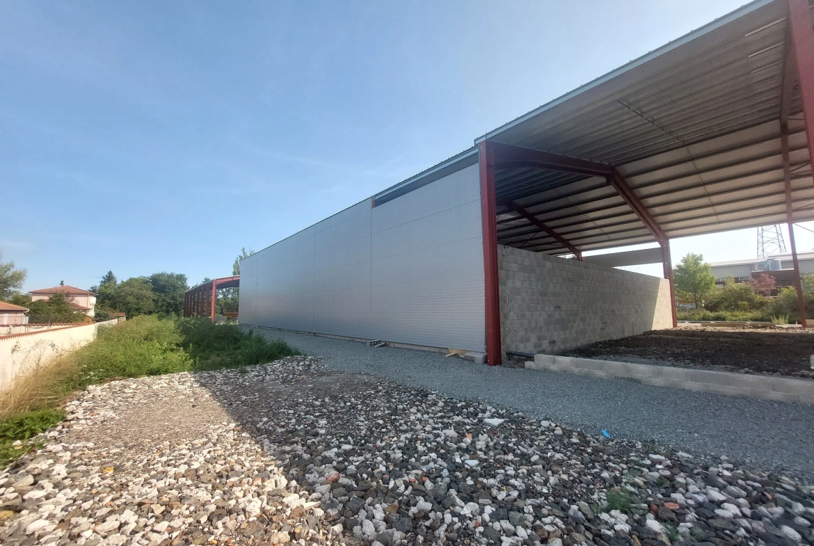 Dépôt industriel neuf de 198 m² à Montbrison proche Savigneux avec terrain 