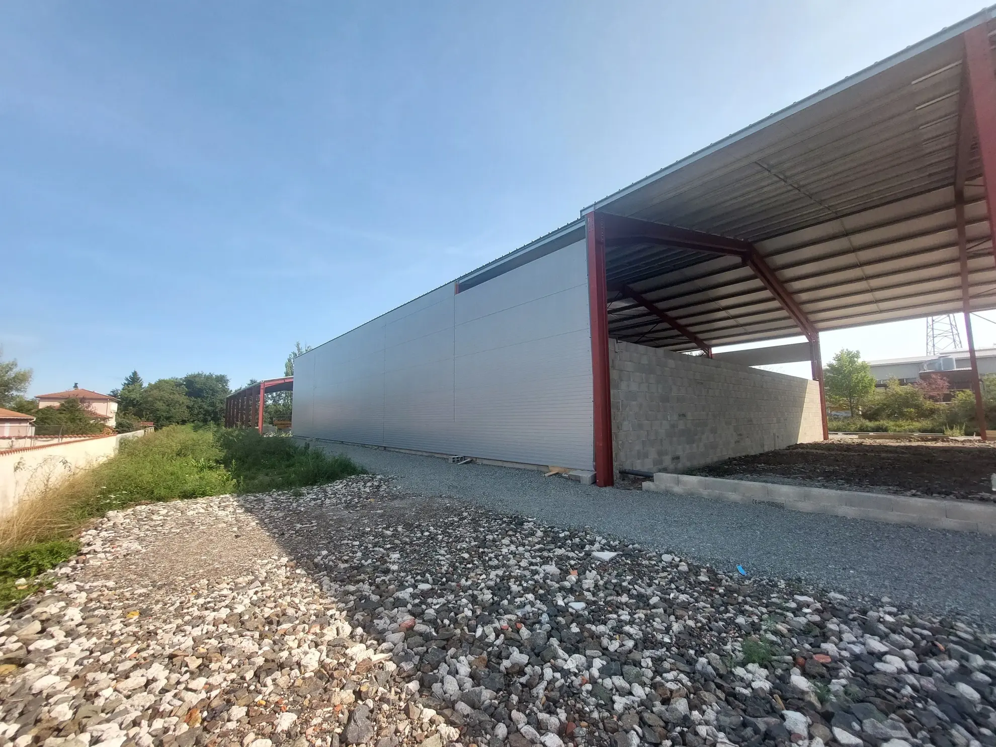 Dépôt industriel neuf de 198 m² à Montbrison proche Savigneux avec terrain 