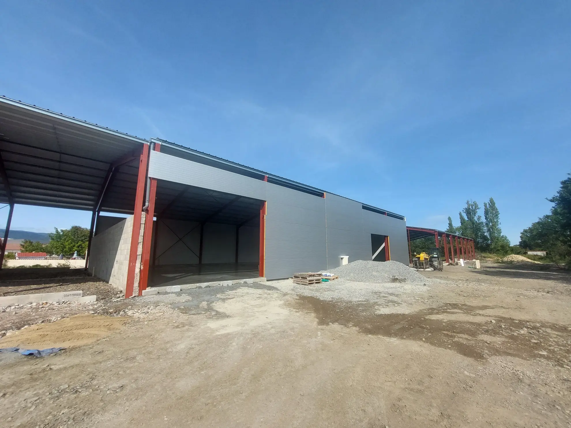Dépôt industriel neuf de 198 m² à Montbrison proche Savigneux avec terrain 