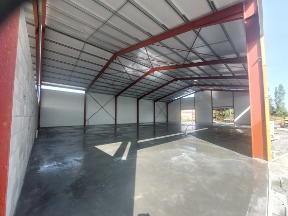 Dépôt industriel neuf de 198 m² à Montbrison proche Savigneux avec terrain