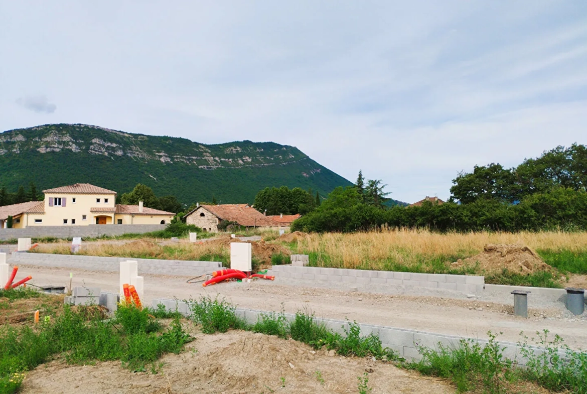 Parcelle constructible de 434 m² à Laragne Monteglin, proche centre et commodités 