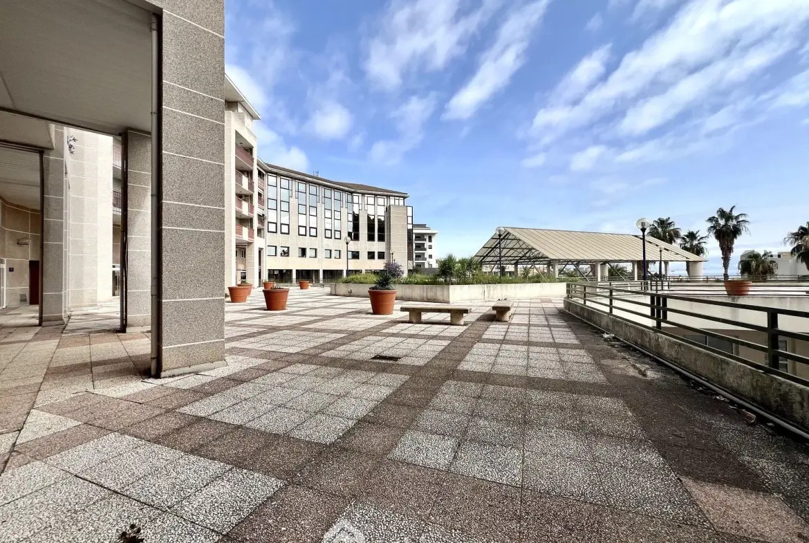 Local commercial de 41m² à Bastia avec box privatif dans le Fango 