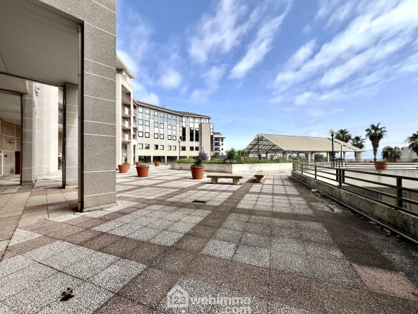 Local commercial de 41m² à Bastia avec box privatif dans le Fango