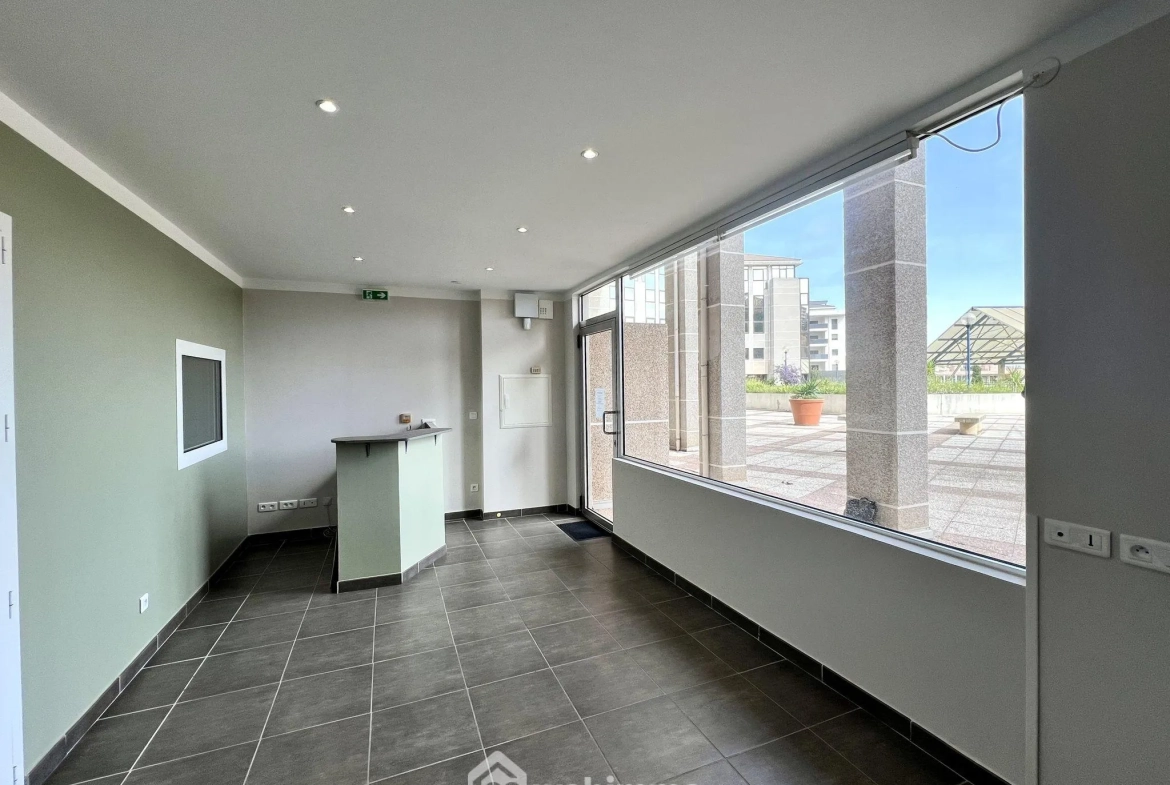 Local commercial de 41m² à Bastia avec box privatif dans le Fango 