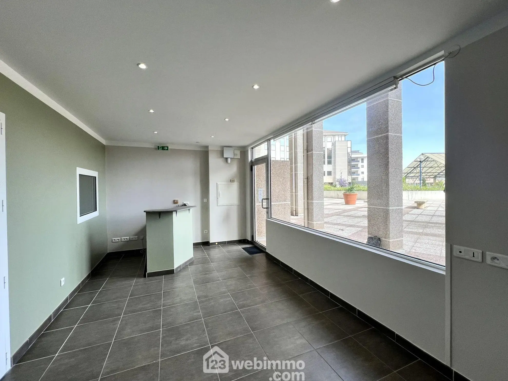 Local commercial de 41m² à Bastia avec box privatif dans le Fango 