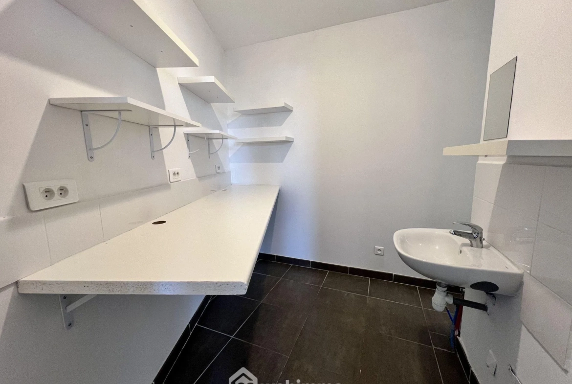 Local commercial de 41m² à Bastia avec box privatif dans le Fango 