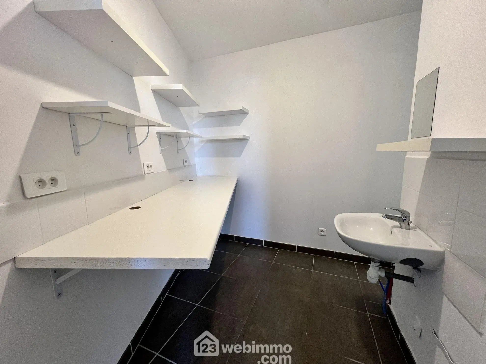 Local commercial de 41m² à Bastia avec box privatif dans le Fango 
