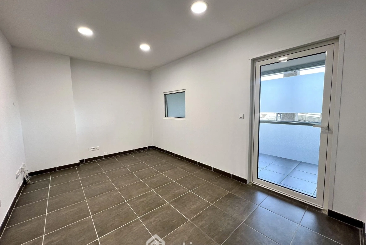 Local commercial de 41m² à Bastia avec box privatif dans le Fango 