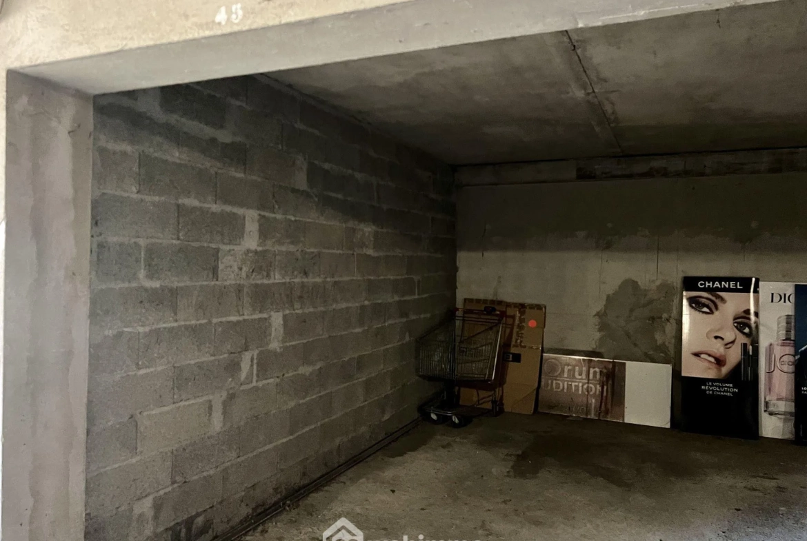 Local commercial de 41m² à Bastia avec box privatif dans le Fango 