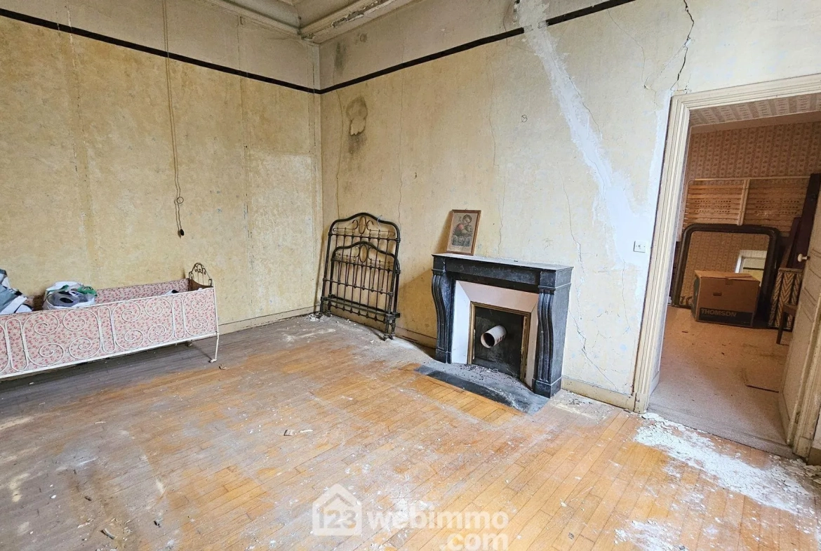 Ancienne ferme à rénover dans le château de Rumont avec dépendances et potentiel de +264 m² 