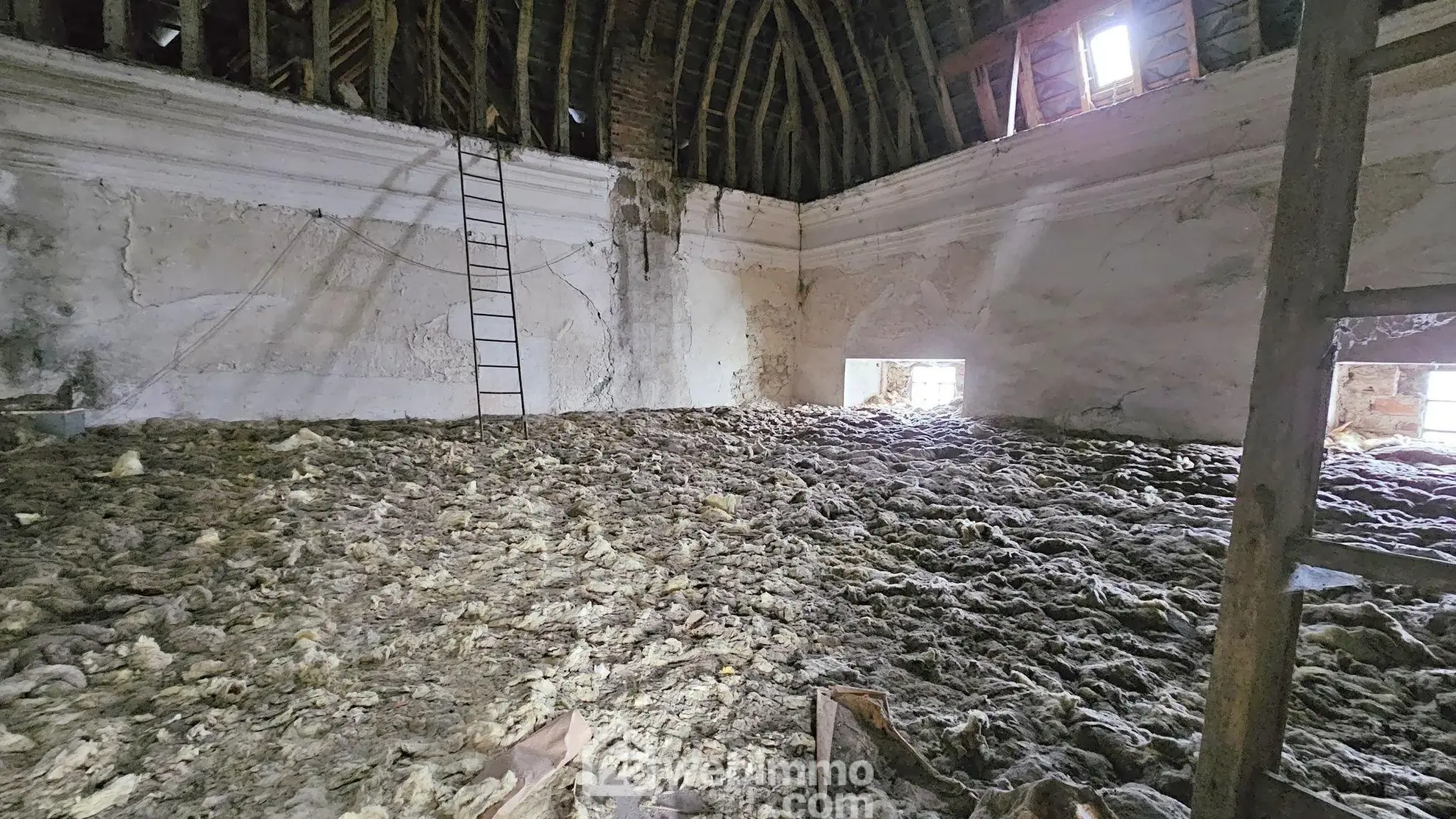 Ancienne ferme à rénover dans le château de Rumont avec dépendances et potentiel de +264 m² 
