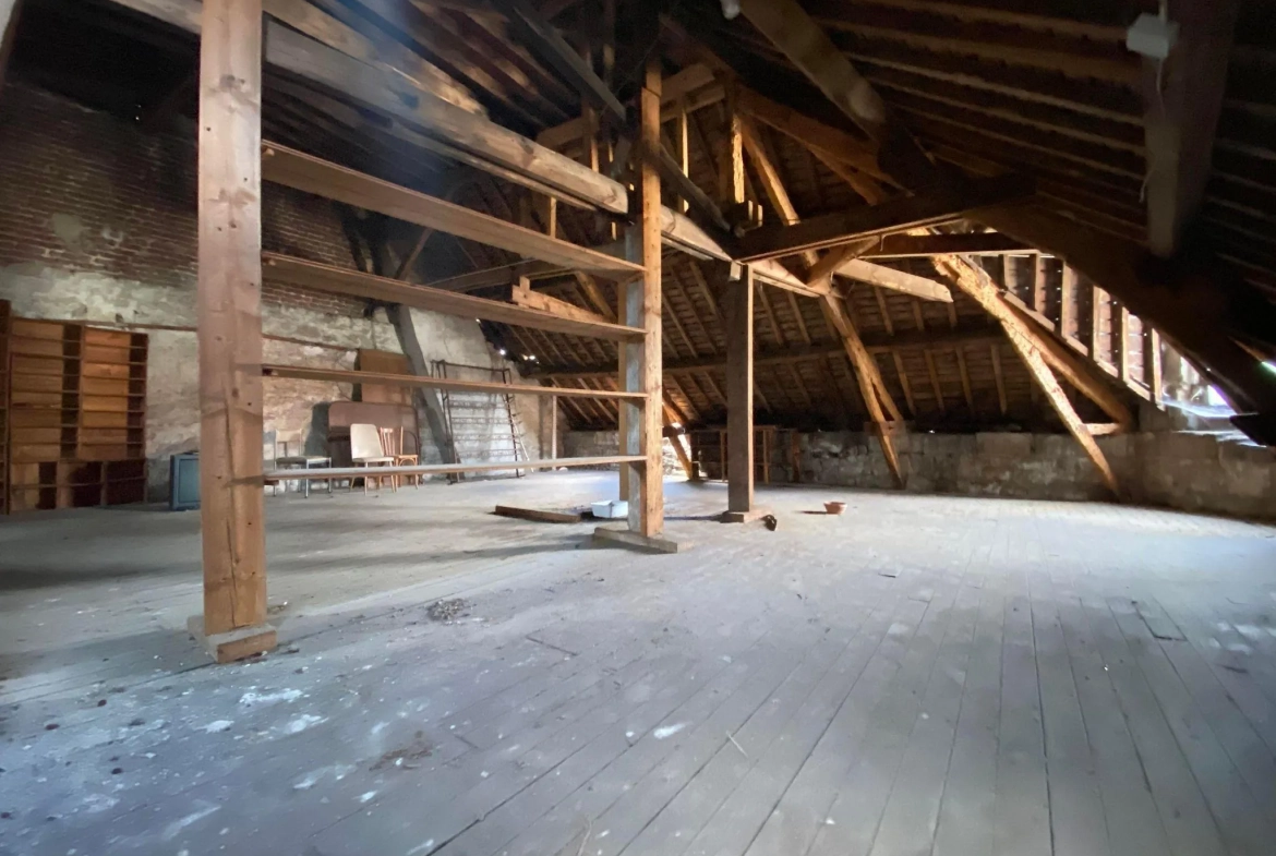 Immeuble de 214 m² à Bruyères-et-Montbérault avec local commercial et appartement 