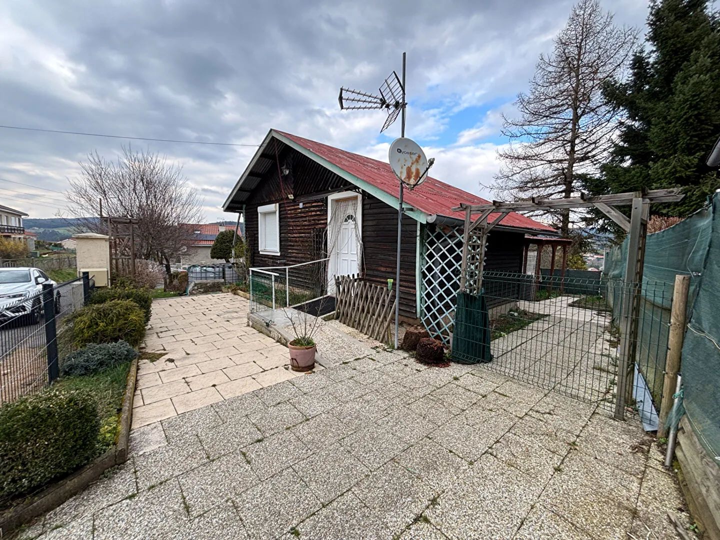 Charmant petit chalet à vendre à Dunieres avec vue et grand terrain 
