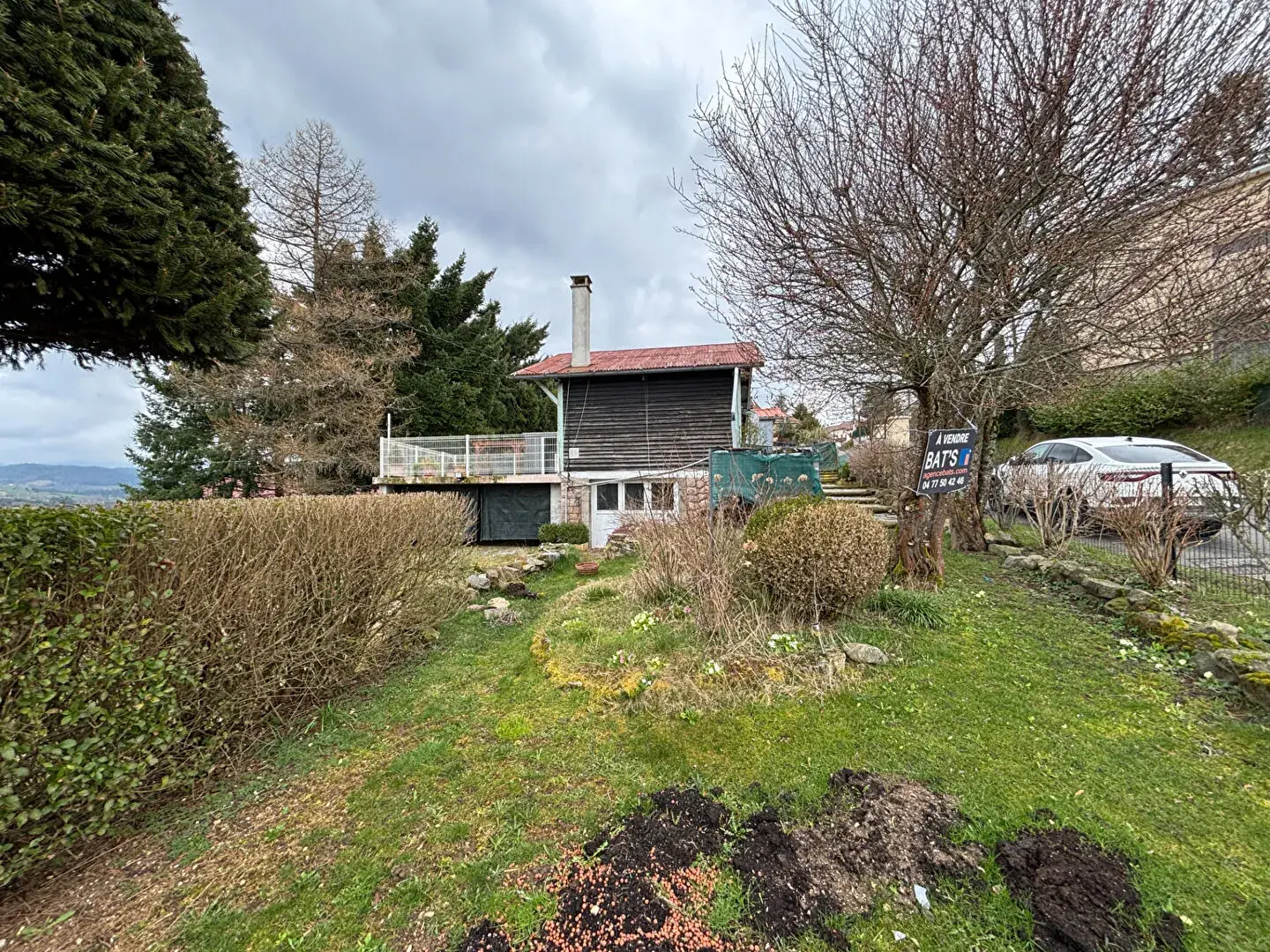 Charmant petit chalet à vendre à Dunieres avec vue et grand terrain 