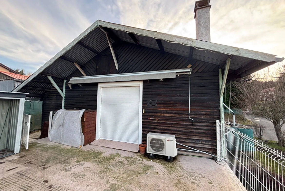 Charmant petit chalet à vendre à Dunieres avec vue et grand terrain 