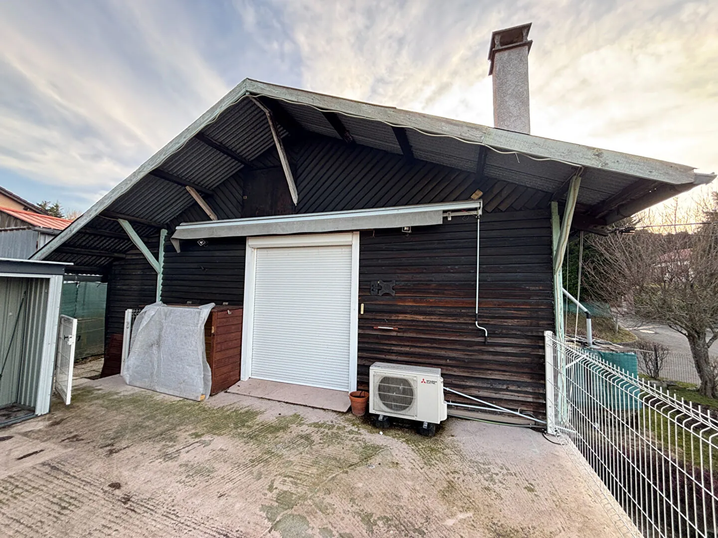 Charmant petit chalet à vendre à Dunieres avec vue et grand terrain 