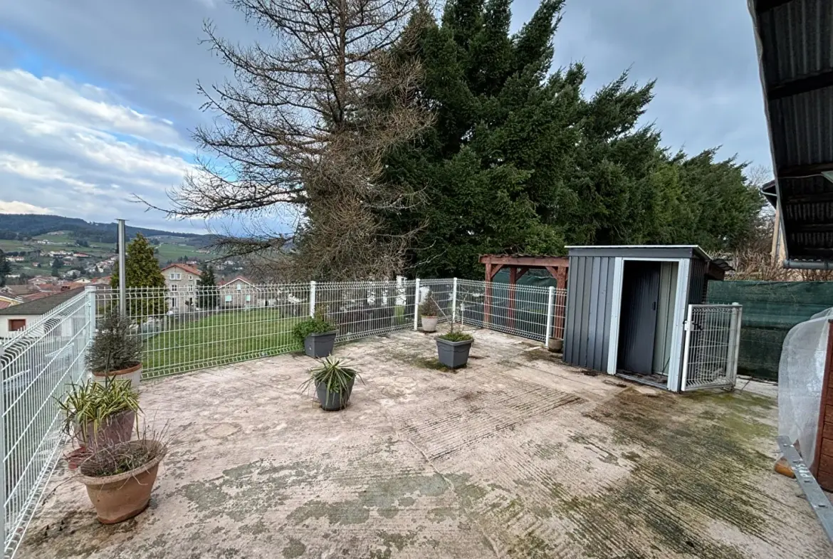 Charmant petit chalet à vendre à Dunieres avec vue et grand terrain 