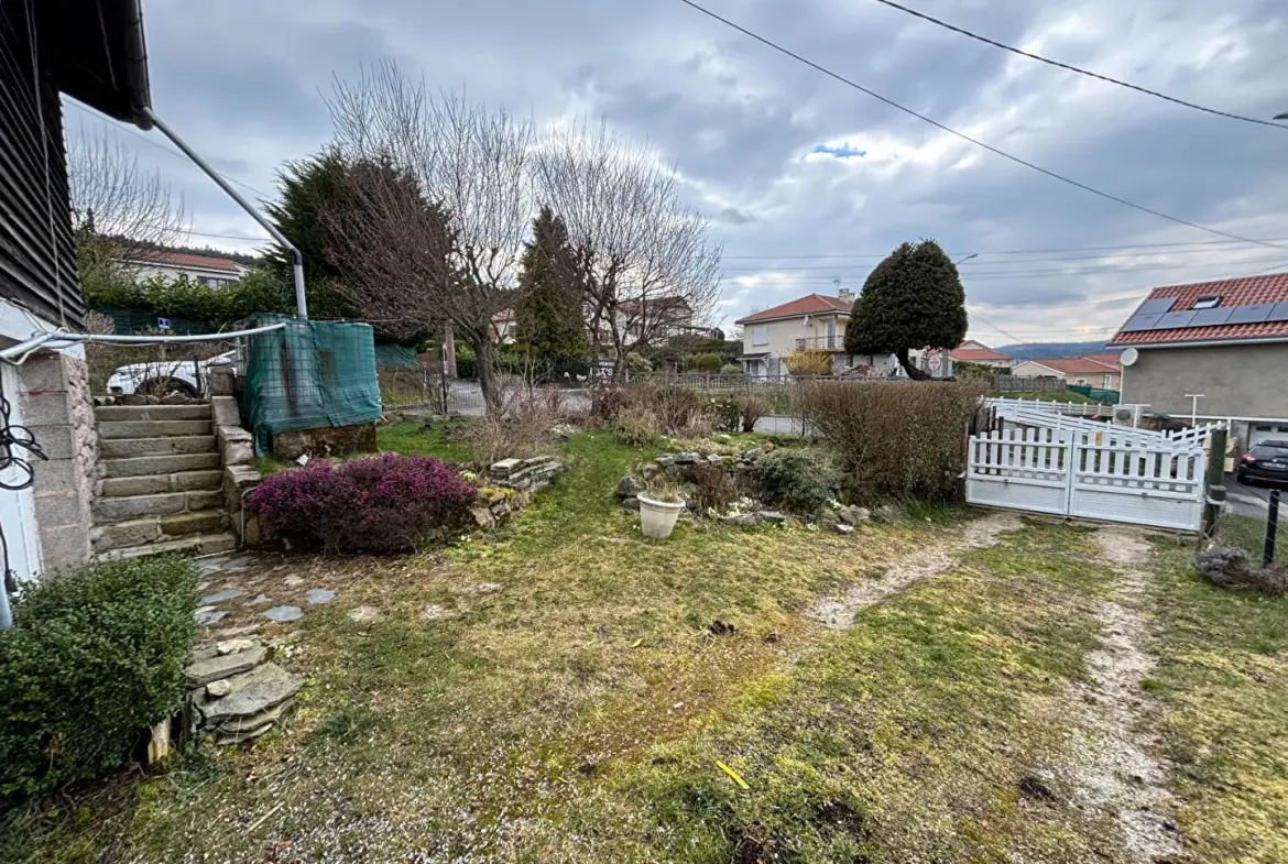 Charmant petit chalet à vendre à Dunieres avec vue et grand terrain 