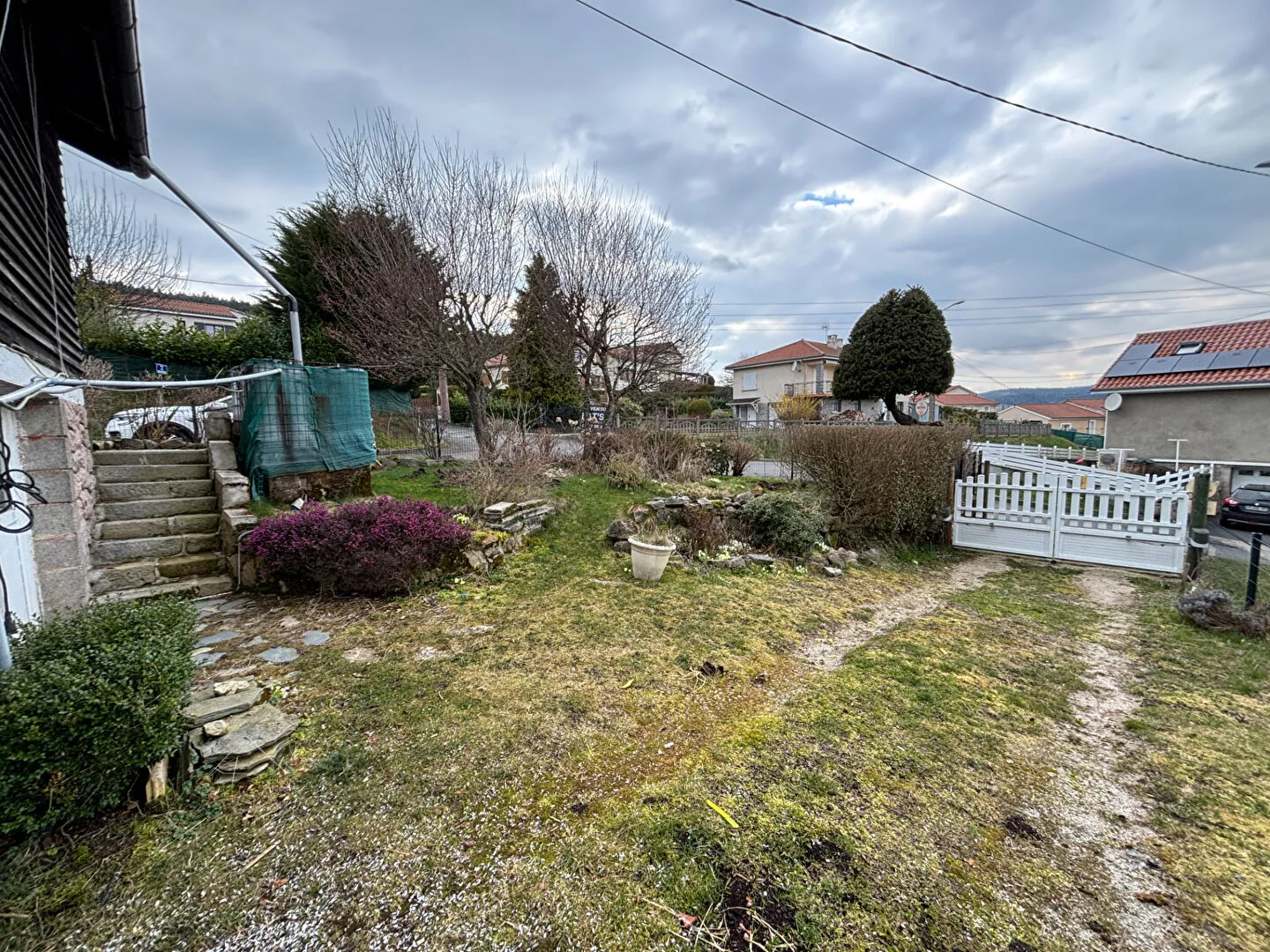 Charmant petit chalet à vendre à Dunieres avec vue et grand terrain 