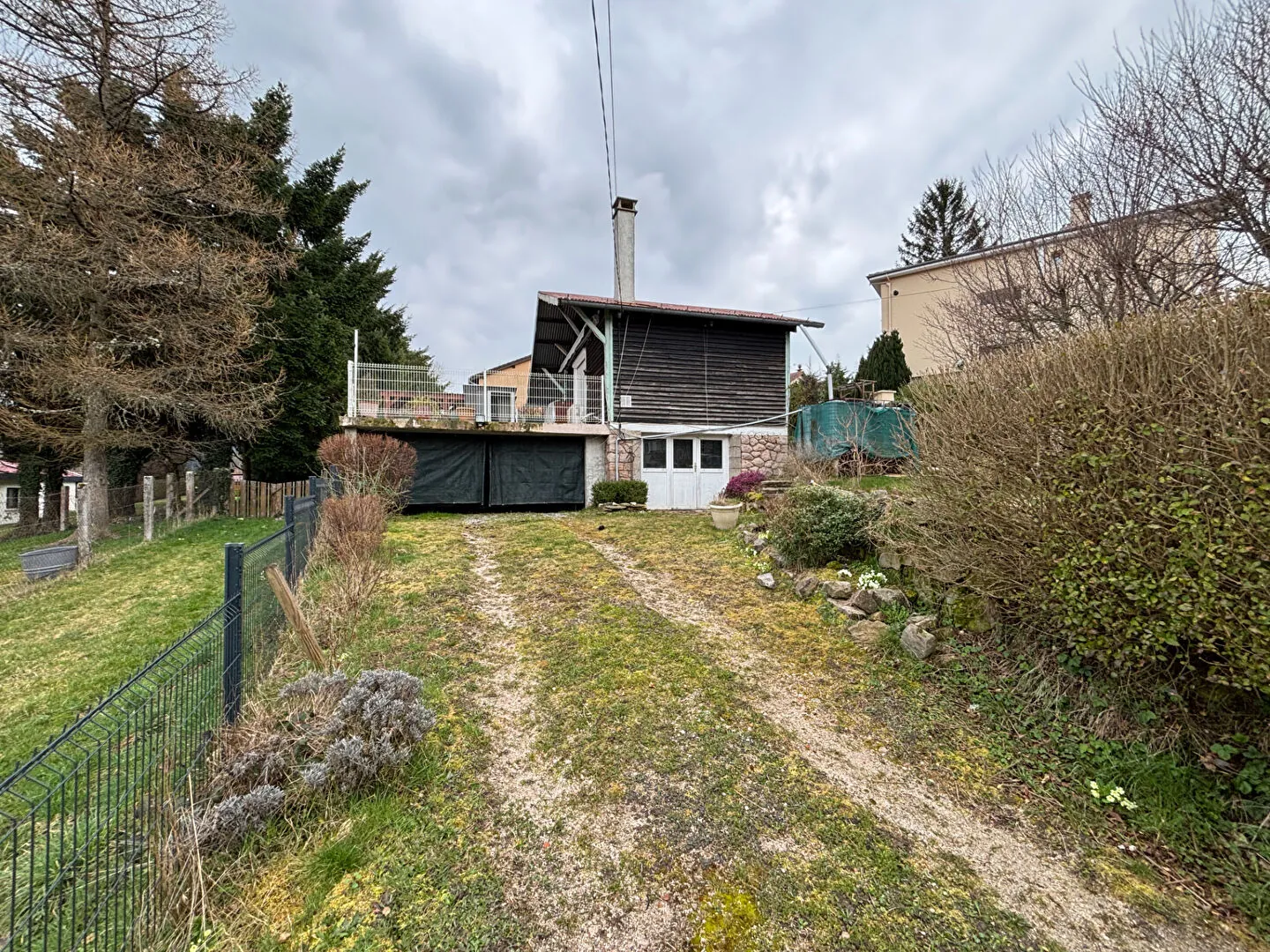 Charmant petit chalet à vendre à Dunieres avec vue et grand terrain 