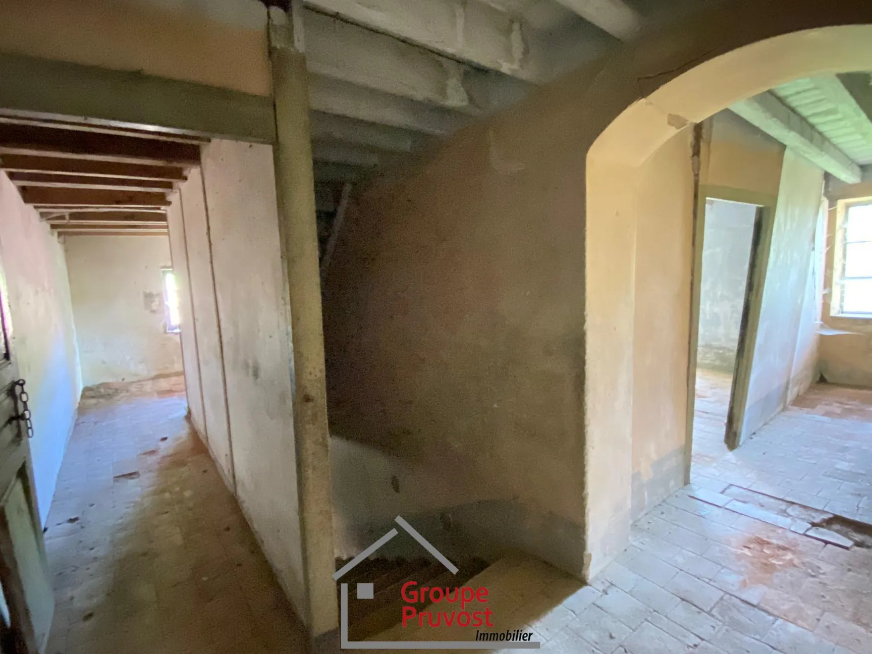 Ancienne propriété avec maison et dépendance à Bourgvilain 