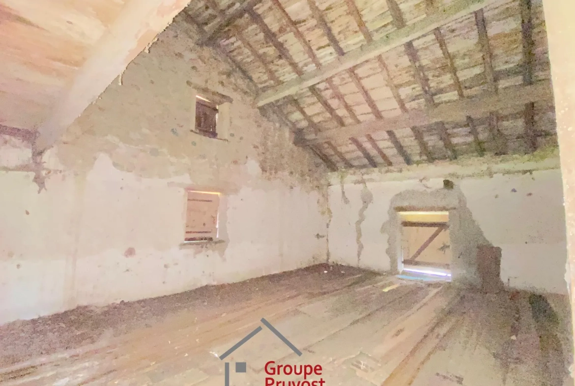 Ancienne propriété avec maison et dépendance à Bourgvilain 