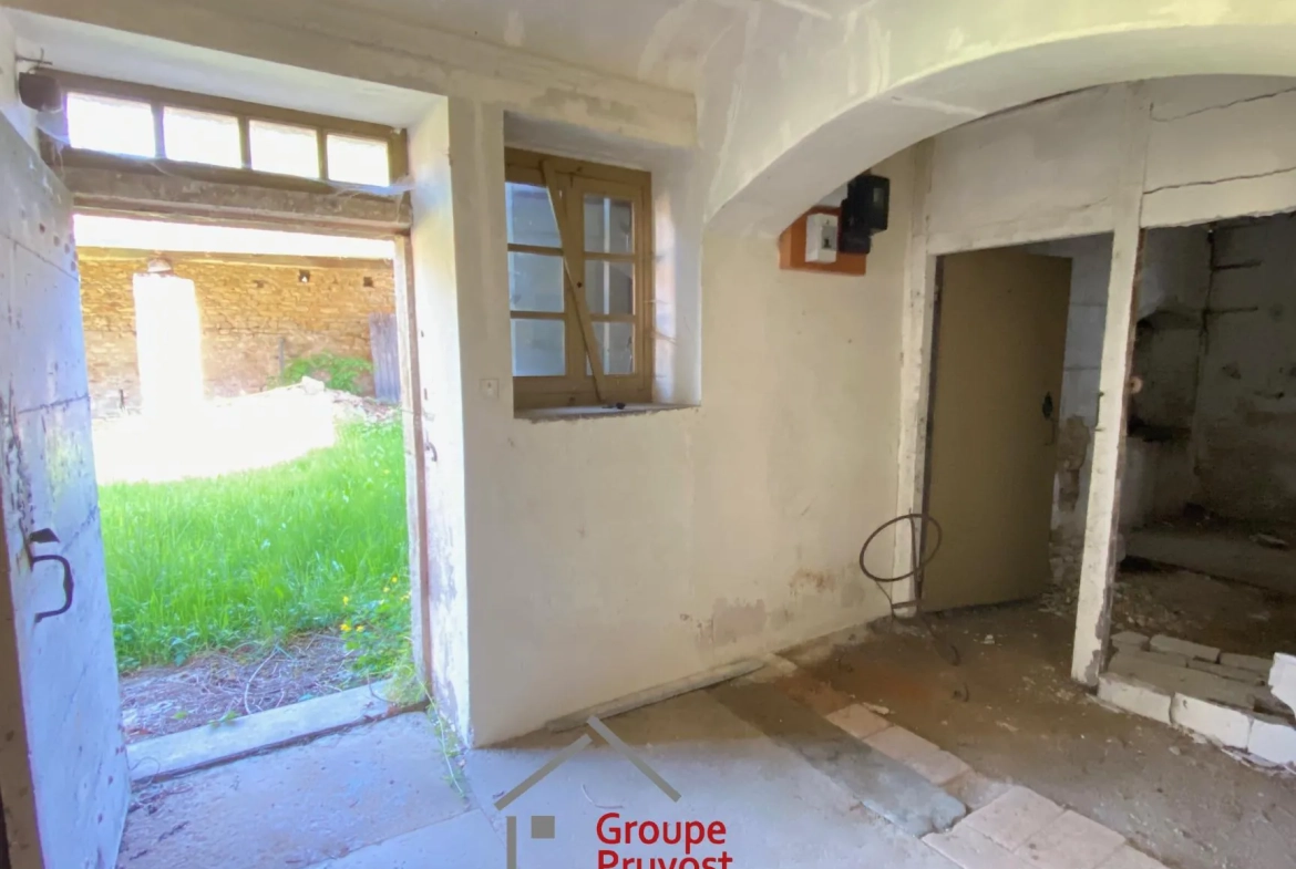 Ancienne propriété avec maison et dépendance à Bourgvilain 