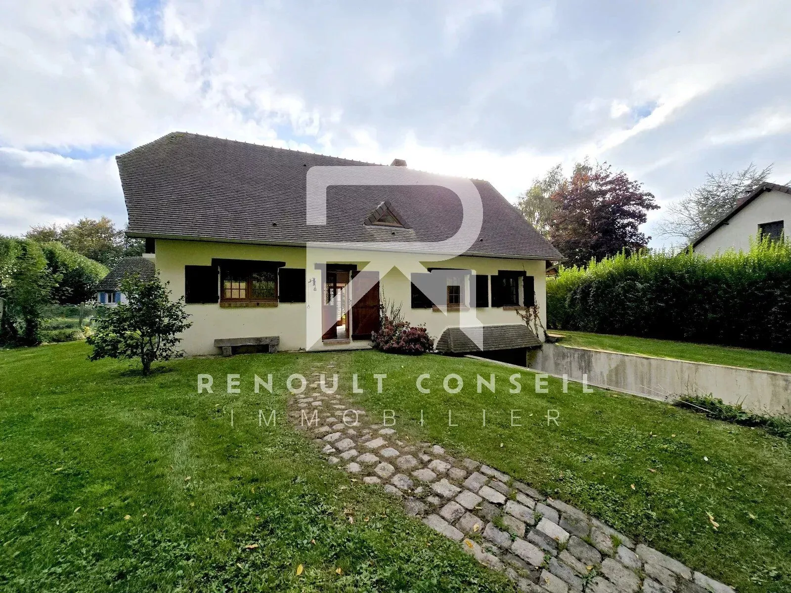 Belle maison individuelle avec 4 chambres à Clères, terrain de 1000m², environnement calme 