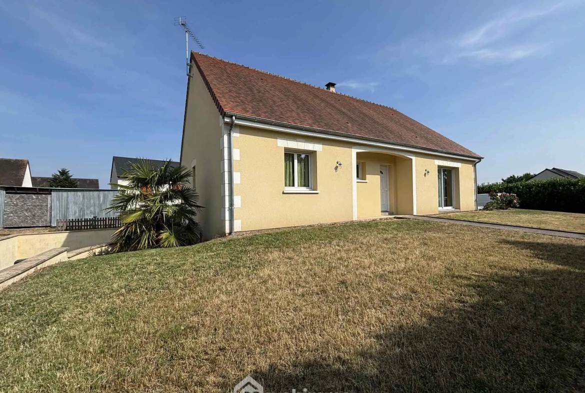 Maison lumineuse de plain-pied à Descartes avec grand sous-sol et terrain de 1166 m² 