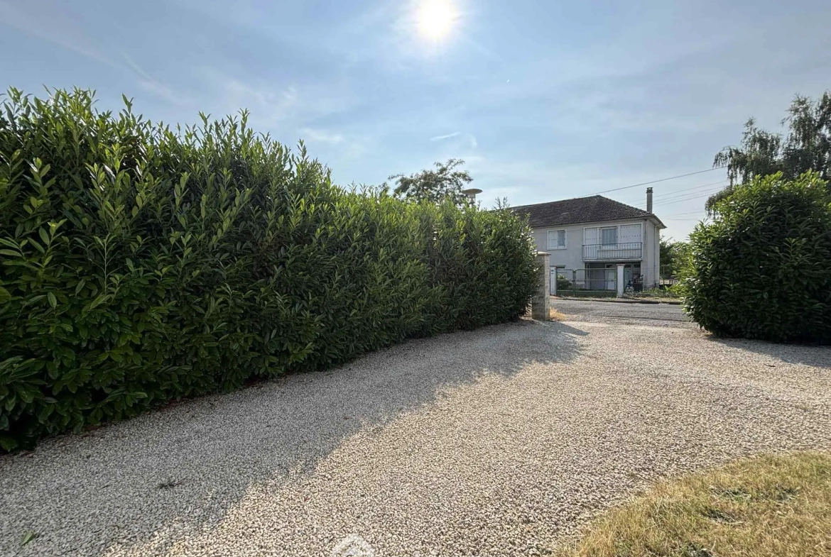 Maison lumineuse de plain-pied à Descartes avec grand sous-sol et terrain de 1166 m² 